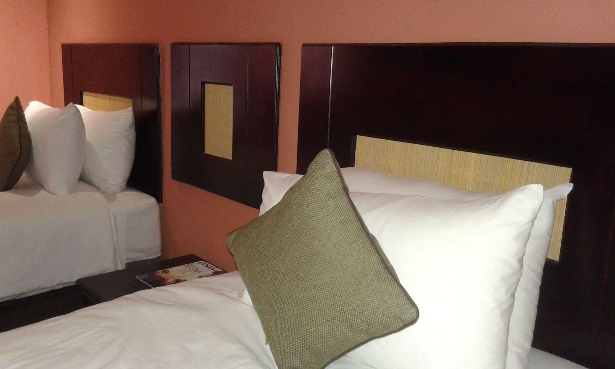 Larissa Hotel Maun Eksteriør bilde