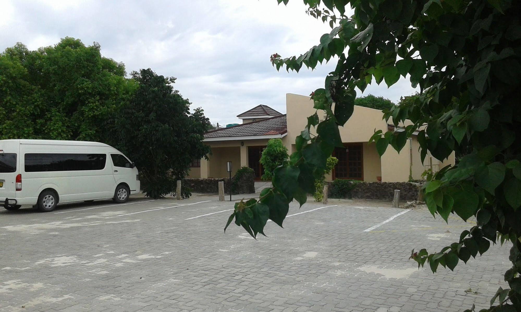 Larissa Hotel Maun Eksteriør bilde